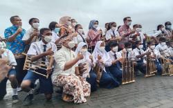 Ridwan Kamil Hibahkan Satu Set Angklung ke Pemkab Sorong