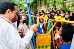 Mama-Mama Penjual Noken Kaget Dagangannya Dibeli Presiden Jokowi