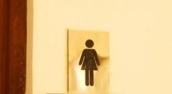 Geger, Puluhan Perempuan Buang Air Kecil di Pinggir Jalan lalu Direkam