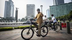 Momen Gubernur Anies Baswedan Pakai Batik Bersepeda di Bundaran HI