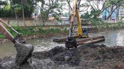 46 Ekskavator Dikerahkan Angkut Lumpur Kali Krukut