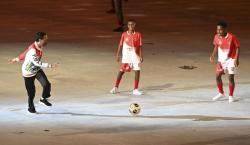 Momen Jokowi Main Bola Bareng Jack Komboy di Pembukaan PON XX Papua 2021
