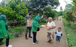 Bakti Sosial, Satgas TMMD Bersama Persit Bagi-Bagi Nasi Kotak <