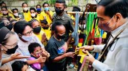 Viral, Presiden Joko Widodo Beli Noken Rajutan Anak Yatim di Depan Panti Asuhan Papua<