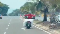 Viral Pemotor Joget saat Melaju Kencang, Netizen Geleng-Geleng Kepala<