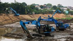 Gerebek Lumpur Waduk dan Sungai Antisipasi Banjir Jakarta