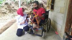 Kisah Pilu Penyandang Disabilitas Rawat Kakak Perempuan yang Stroke