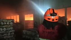 Pabrik Tekstil di Bandung Kulon Terbakar, Karyawan Berhamburan Keluar Gedung<