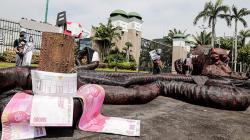 Penampakan Gurita Raksasa di Depan Gedung DPR