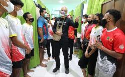  Kunjungi Wisma Atlet Jateng di Mimika, Ganjar Kaget Nemu Sambal Petai