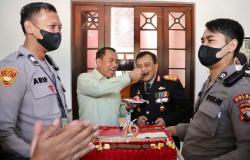  HUT ke-76 TNI, Ini Momen Mesra Pangdam IV/Diponegoro Suapi Kue Kapolda Jateng 