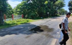 Tumpahan Solar di Jalan Aceh Jaya Bahayakan Pengguna Jalan, Pemotor Nyaris Jatuh