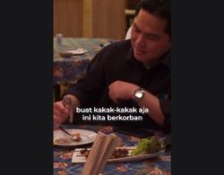 Di Sela PON Papua, Erick Thohir Cicipi Cacing Tambelo dan Ulat Sagu<