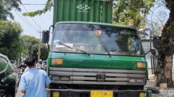 Truk Kontainer Tersangkut Kabel Listrik di Jalan Veteran Raya Bintaro