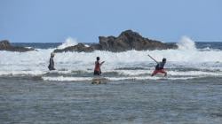 Aksi Ekstrem Nelayan Lombok, Begini Cara Mencari Ikan di Tengah Ombak
