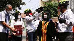 Bikin Kejutan, Rektor Ubaya Gowes ke Rumah Wisudawan Terbaik Bawakan Toga