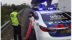 Salah Naik Bus, Anak Perempuan Diturunkan di Bahu Tol Cikampek dan Ditemukan Telantar