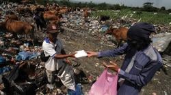 Jumat Berkah, Makanan Gratis Dibagikan untuk Para Pemulung