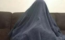 Aksi Kocak Buronan Ngumpet, Kepala Ditutup Selimut tapi Kaki Kelihatan