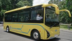 Momen Airlangga Hartarto Kemudikan Bus Listrik untuk Diserahkan ke UGM