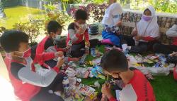 Viral, Murid SD Cianjur Pungut Sampah untuk Dibuat Kursi dan Meja Kerajinan Ecobrick