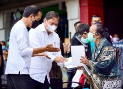 Diresmikan Presiden Jokowi, BLT Pedagang Kaki Lima dan Warung Serentak Dikucurkan di 141 Kabupaten/Kota <