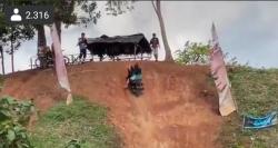 Viral Ibu-Ibu Berdaster Taklukkan Tanjakan Motorcross Pakai Motor Matik, Ribuan Netizen Angkat Jempol 
