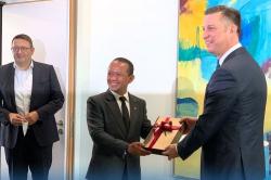 Ke Jerman, Bahlil Dorong Volkswagen Investasi Sel Baterai di Indonesia