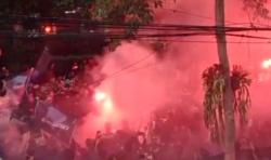 Kecewa Performa Persib Bandung, Bobotoh Bakar Ban dan Nyalakan Suar