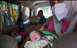 Heboh Ibu Muda Melahirkan di Lampu Merah Exit Tol Kebomas