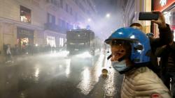 Demonstrasi Kaum Anti-Vaksin Rusuh, Polisi Semprotkan Gas Air Mata