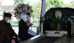 Jelang HUT ke-76 Jawa Timur, Gubernur Khofifah Ziarah ke Makam Presiden Soekarno