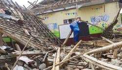 Tidak Terawat, Atap Bangunan Sekolah Ambruk di Karawang