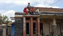 Demi Belajar Daring, Pelajar di Sumedang Harus Naik ke Atap Rumah