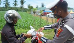 Razia, Polisi Periksa Kelengkapan Surat Kendaraan dan Kartu Vaksin Covid-19