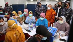 KSAL Tinjau Vaksinasi Massal di Surabaya