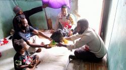 Bawa Sembako, Personel Polres Jayawijaya Sambangi Rumah Komandan KKB