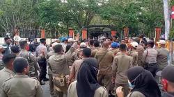 Warga Baku Hantam dengan Satpol PP di Depan Kantor Wali Kota Tual