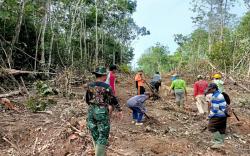 Warga Antusias Bantu Satgas TMMD Bangun Jalan di Musi Rawas<