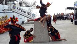Hadir di Kepulauan Nias, KRI Bima Suci Disambut Tradisi Lompat Batu