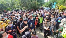 Satu Kampung Cikakak Berjalan Jauh Turun Gunung demi Sambut Menteri Sandiaga Uno