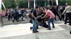 Mahasiswa yang Demo Dibanting Polisi : Saya Tidak Mati dan Ayan