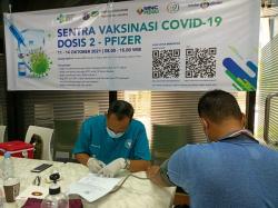 Warga Antusias Disuntik Vaksin Pfizer di Sentra Vaksinasi MNC Peduli<