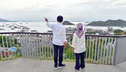 Momen Presiden Jokowi dan Ibu Negara Lihat Keindahan Labuan Bajo dari Puncak Waringin