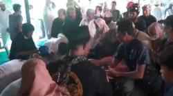 Air Siraman Panjang Keraton Kasepuhan Cirebon Jadi Rebutan, Dipercaya Bawa Berkah<