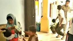 Diduga Diusir Keluarga, Ibu Muda dan 2 Anaknya Telantar di Bukittinggi