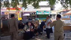  Satgas Covid-19 Sumedang Bubarkan Warga Berkerumun di Pasanggiri