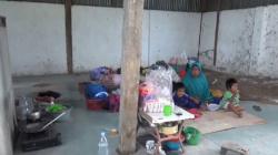 Nenek dan 2 Cucu Tidur di Bekas Pabrik Penggilingan Padi karena Rumahnya Digusur