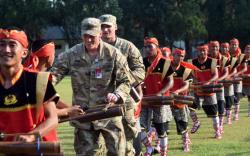 Wow Keren, US Army Main Musik Thek-Thek Banyumasan di Markas Banteng Raiders