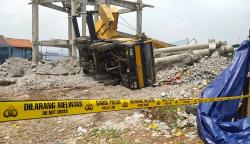 Penampakan Crane Jatuh Timpa Rumah di Depok, Warga Tertimbun Reruntuhan